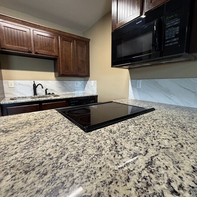 Primary Photo - $500 Off 1st Full Month!* All Utilities In...