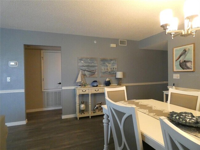Building Photo - 9320 Clubside Cir