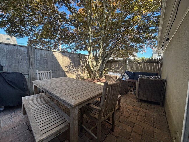 Building Photo - 14 Dixon St