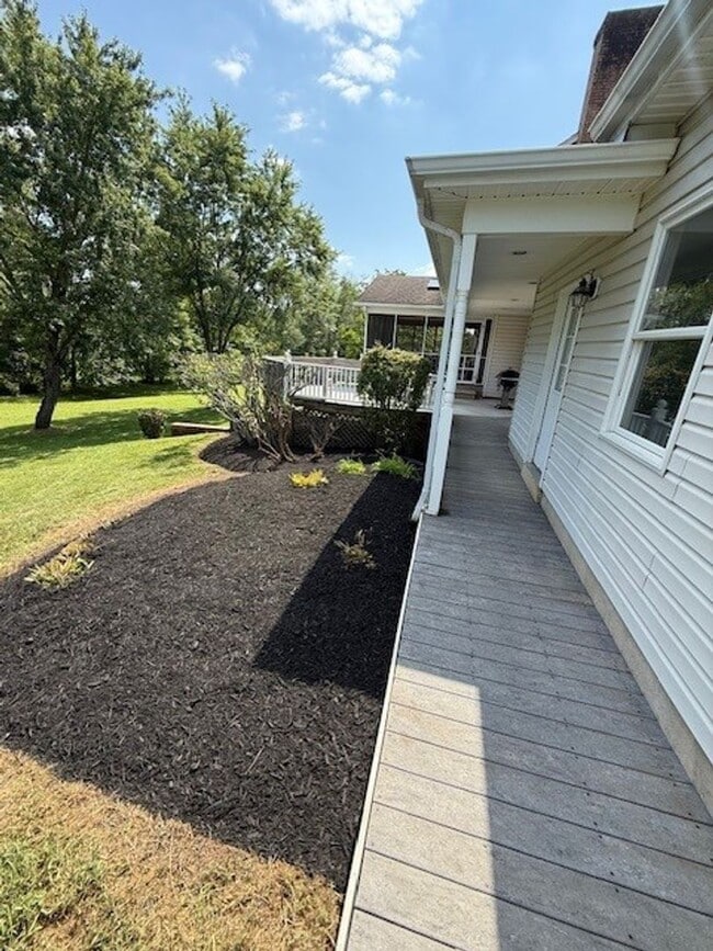Building Photo - 3-bedroom! Garage Space & Privacy! Look no...