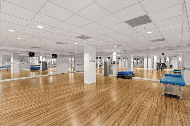 Building Photo - 848 Brickell Key Dr