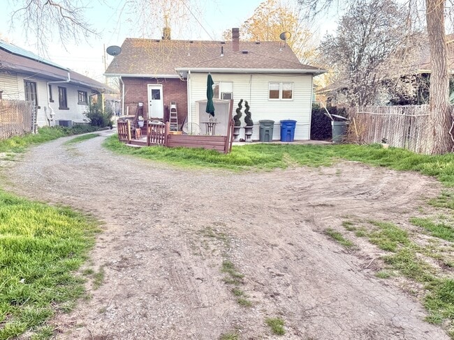 Building Photo - 925 Wilson Ave S