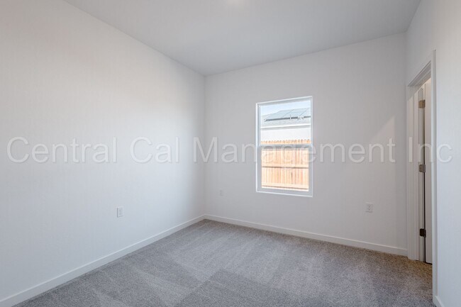 Building Photo - 4 Bedroom, 2 Bath Home with Solar in the Southwest - $2495 Per Month!