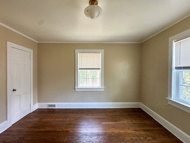 Building Photo - 512 1/2 Westmont Drive