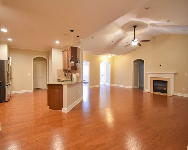 Building Photo - 4 Bedroom 2 Bathroom Home in Anderson Creek
