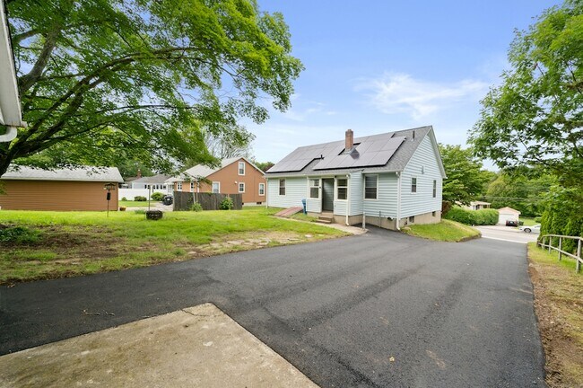 Building Photo - 204 Dunham St