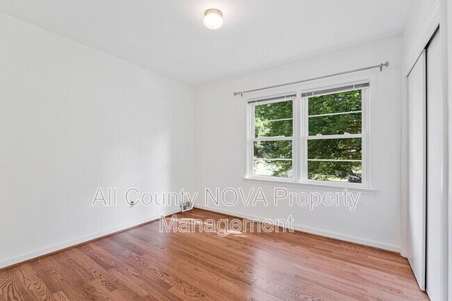 Building Photo - 3160 Ravenwood Dr