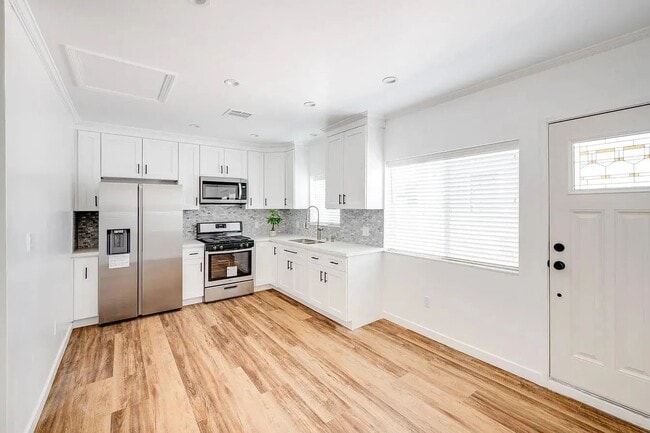 Building Photo - Stunning One-Bedroom Apartment