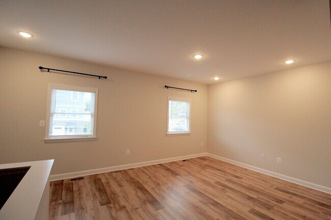 Building Photo - 3 level town home in popular Congers Creek...