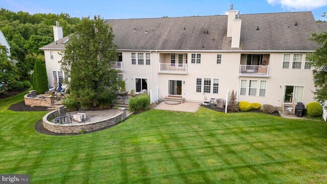 Building Photo - 156 E Country Club Dr