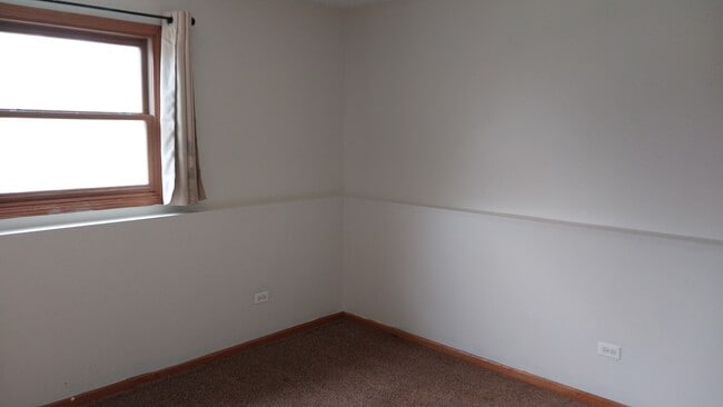 Building Photo - 5420 Hillside Dr W