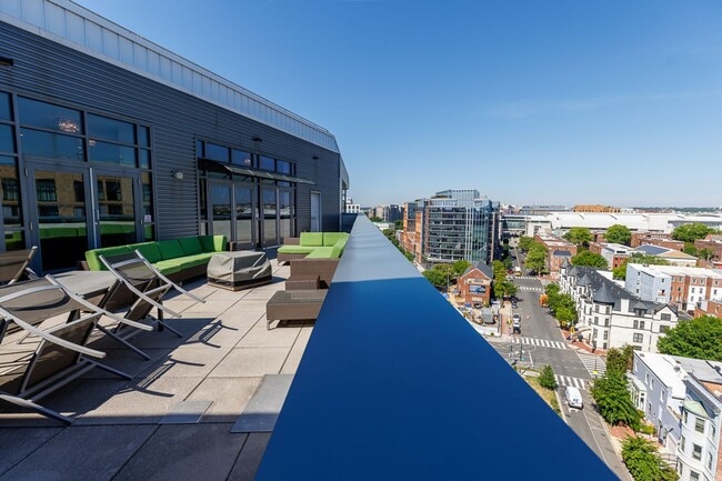 Building Photo - Spacious PENTHOUSE unit has it all! Light filled 1BR/1BA + DEN condo