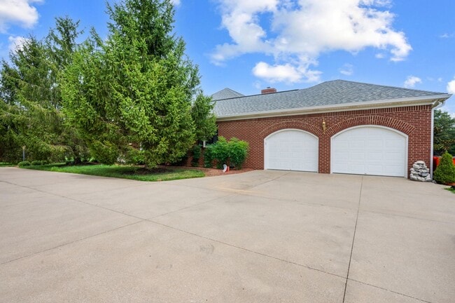 Building Photo - Executive Rental