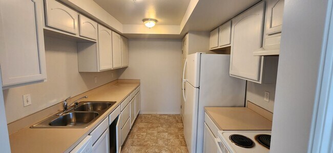 Building Photo - Everett 2 Bedroom Updated Townhome in Smal...