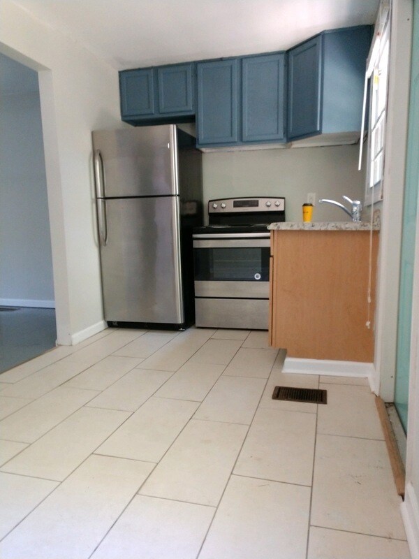 Building Photo - 4207 Dinglewood Ave