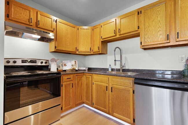 Building Photo - 8 Carriage Ln Pl