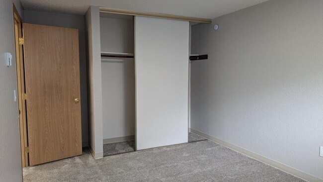 Building Photo - 926 N 95th St