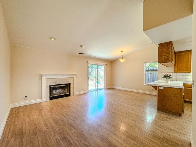 Building Photo - Lovely 3 Bedroom Home!