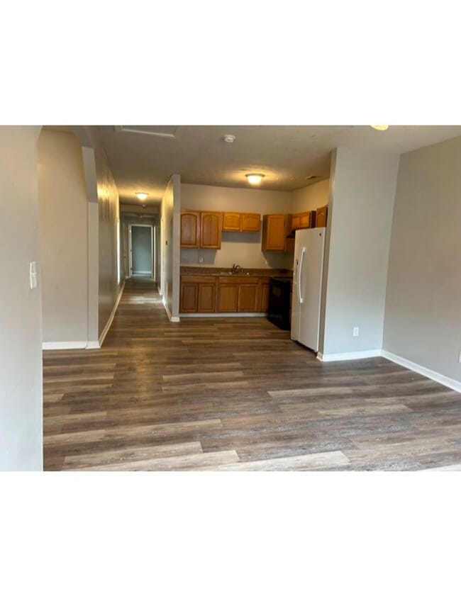 Building Photo - Downtown Beauty!