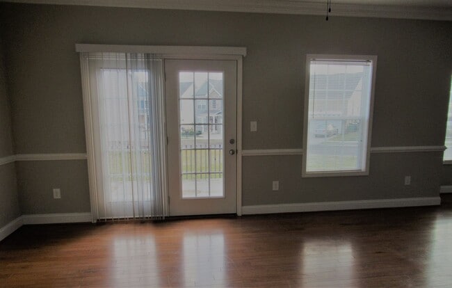 Building Photo - 4 Bedroom 2.5 Bath House with 2 Car Garage