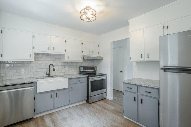 Building Photo - Spacious House in Hixson