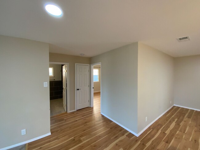 Building Photo - Beautifully Remodeled 3 Bedroom Single Sto...