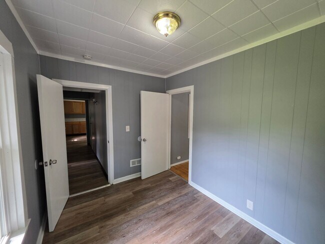 Building Photo - Large Single Family House Available Now 3 to 4 Beds 1.5 Bath over 2000 SQ FT