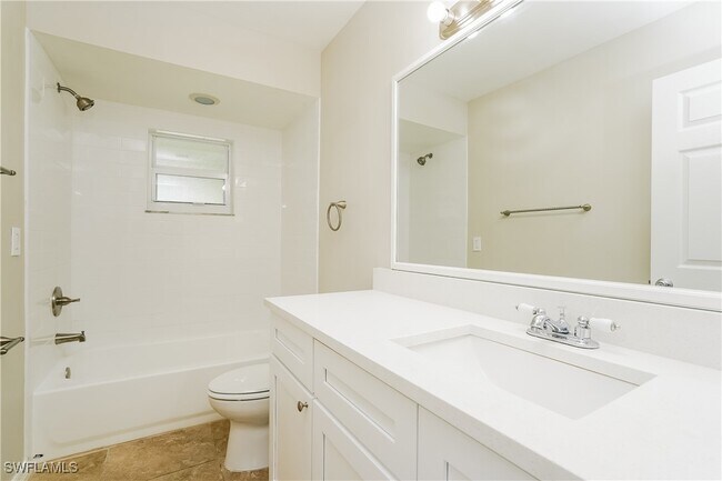 Building Photo - 820 SW 11th Ct