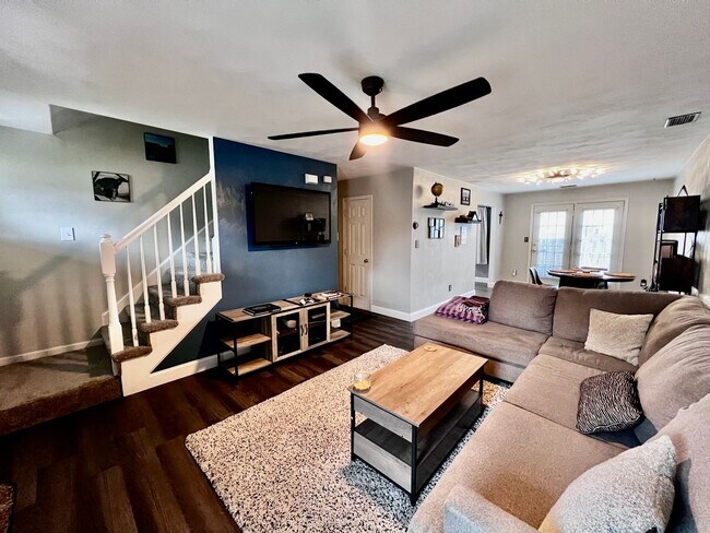 Building Photo - Beautiful home nestled in the neighborhood...