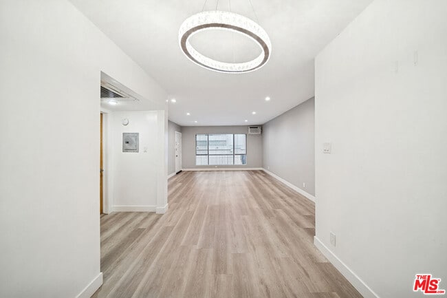 Building Photo - 326 Serrano Ave