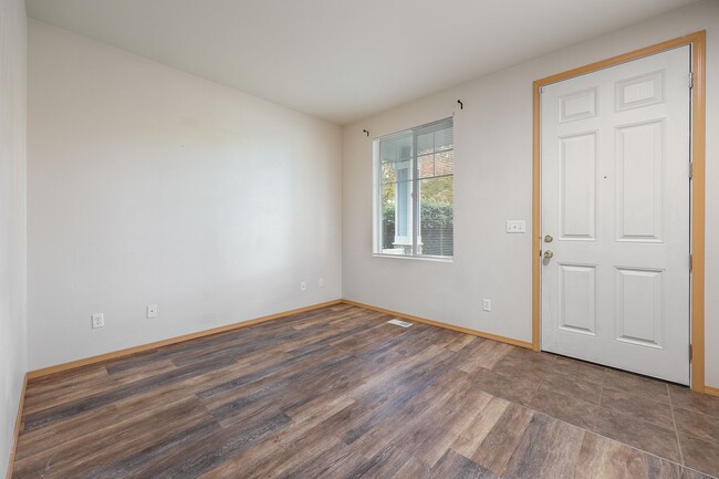 Building Photo - Move in special - same rate with lease to ...