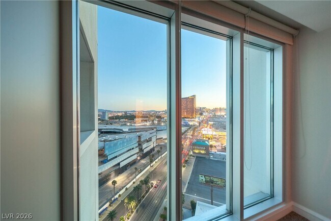 Building Photo - 2700 S Las Vegas Blvd