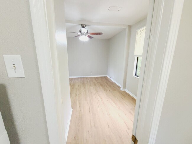 Building Photo - Three Bedroom One Bathroom Cottage in Palmetto Park, St. Petersburg