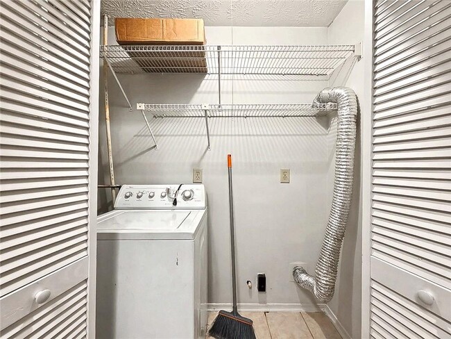 Building Photo - 1702 Country Park Dr