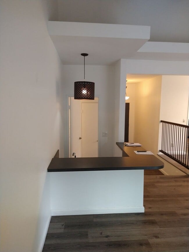 Building Photo - 4 Bedroom Townhouse - Ideal for Chapman St...