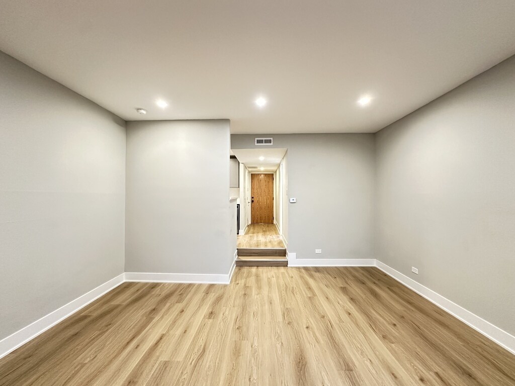 Building Photo - 1214 N La Salle Dr