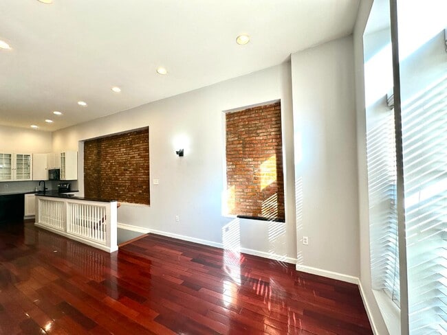 Building Photo - 2215 Eutaw Pl