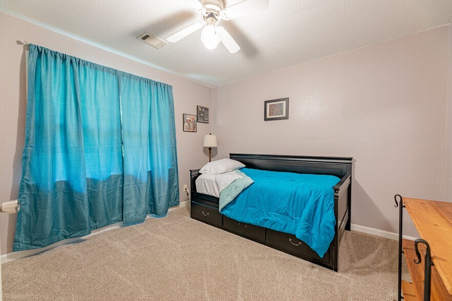 Building Photo - 19 Evesham Ln