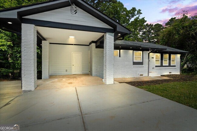 Building Photo - 2223 Columbia Dr