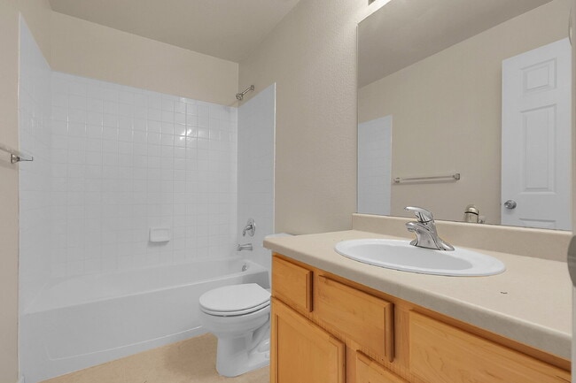 Building Photo - $2,695- 3 Bed, 3 Bath Updated Townhouse wi...