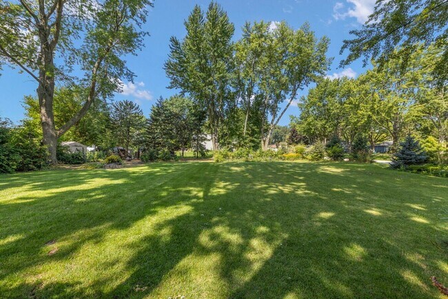 Building Photo - 10S160 Alma Ln