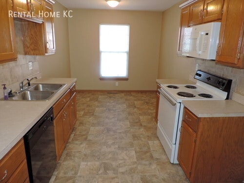 Building Photo - 2-bedroom Townhouse with Double Garage #11228