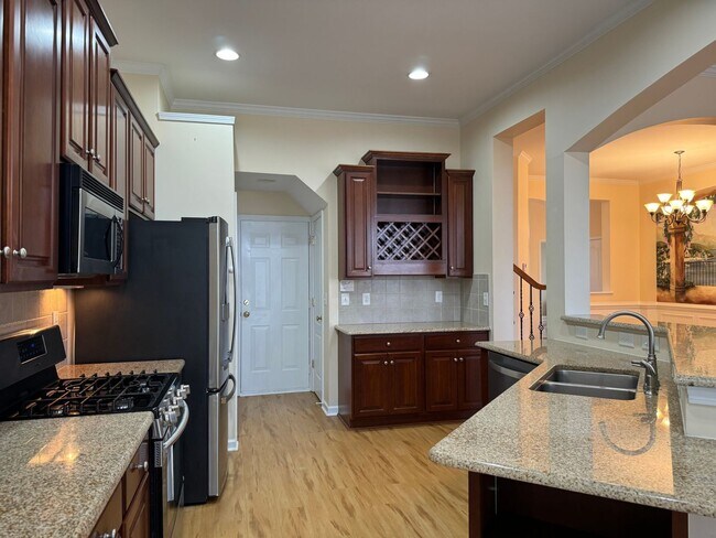 Building Photo - 3 Bedroom Townhome in Wakefield