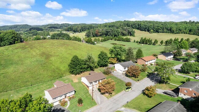 Building Photo - 1060 Okrina Dr