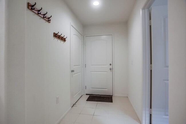 Building Photo - Beautiful 4 Bedroom Townhome! Built in 202...
