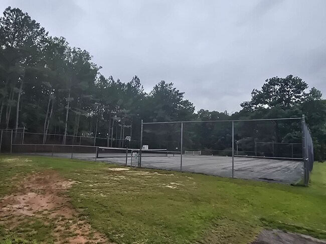 Building Photo - Quiet Neighborhood- Large Lot- Shed- Enclosed Sunroom! Community Pool & Tennis Courts!