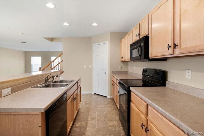 Building Photo - Bright Open-Concept Condo with 1-Car Garage in Prime Commuter Location