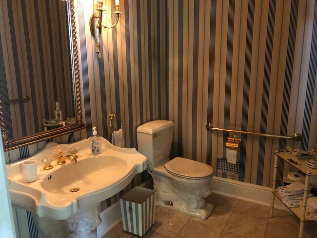 Powder Room - 1 Hurlingham Club Rd