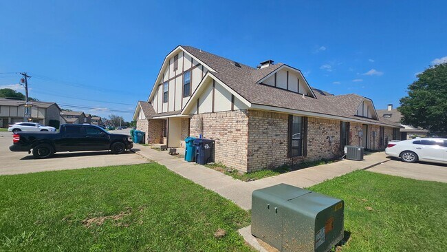 Building Photo - 544 E Windsor Dr
