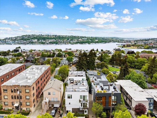 Building Photo - Bright & Charming 2bed/2bath Townhome in P...